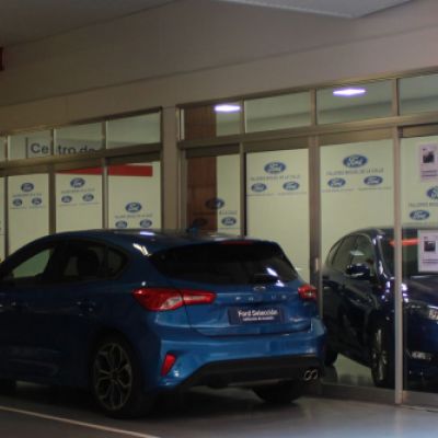 Ford azul en garaje