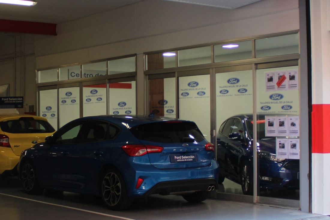 Ford azul en garaje