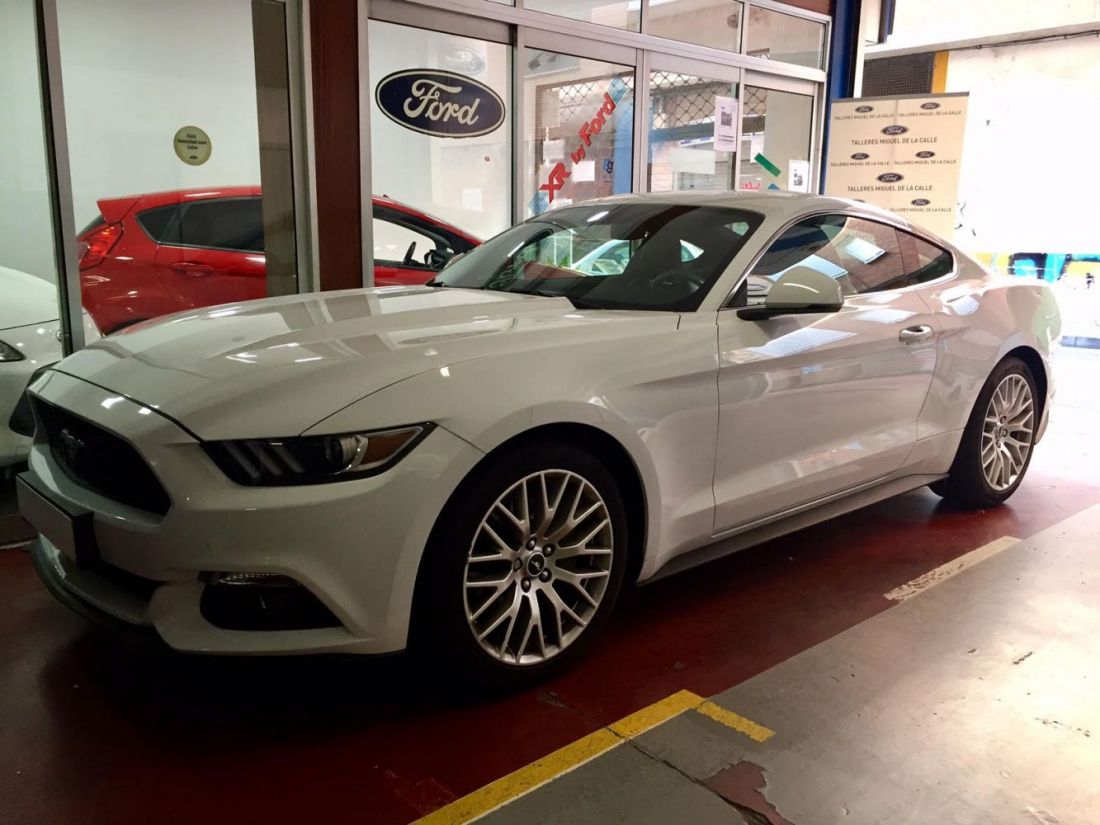 Ford Mustang blanco